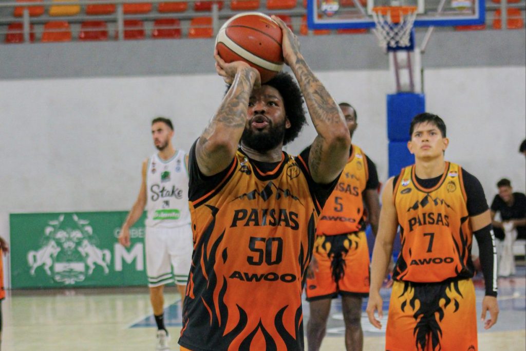 Marcus Weathers listo para ejecutar un tiro libre